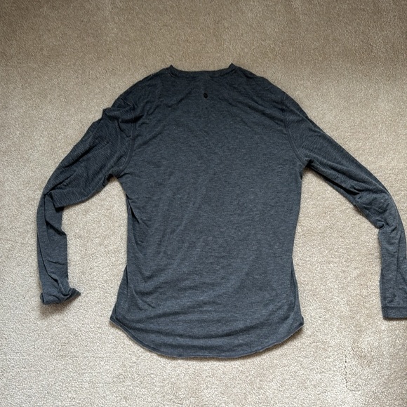 Old school men’s medium gray Lululemon long sleeve T. 18.5” ptp, 27” length - Picture 4 of 5